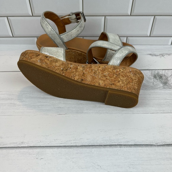 UGG Size:12 S/N  Very Good Condition  Wedge/Cork Silver  Shimmering - Picture 6 of 6